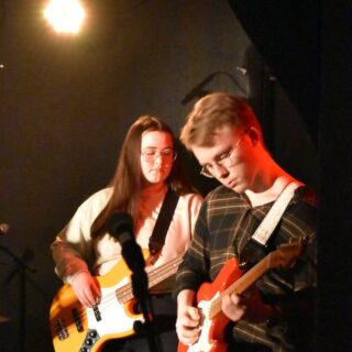 Två personer spelar gitarr