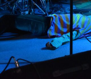Person ligger på scengolvet