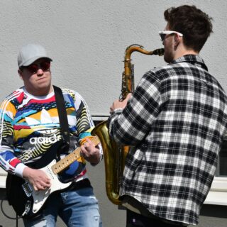 Två personer spelar, en på saxofon och en på gitarr