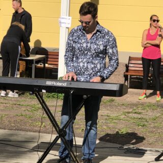 En person spelar keyboard på en utomhusscen
