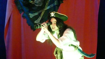 Pirat kollar i kikare (barnteater)