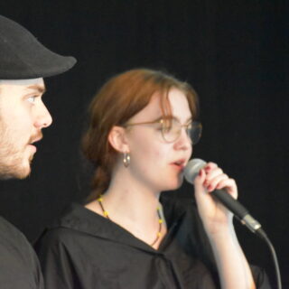 Två personer sjunger tillsammans