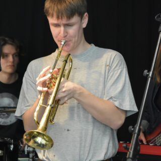 En person spelar trumpet