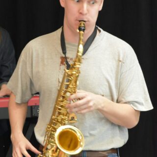 En person spelar saxofon