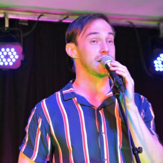 Person sjunger i mikrofon