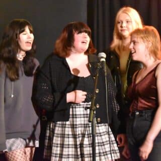 Grupp på fyra personer som sjunger