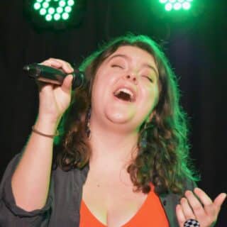 En person sjunger i mikrofon