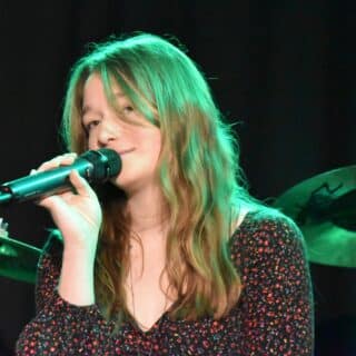 En person sjunger i mikrofon