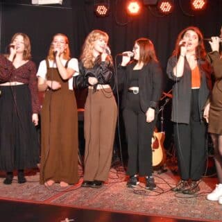 En grupp sjunger på en scen