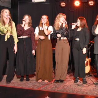 En grupp sjunger på en scen